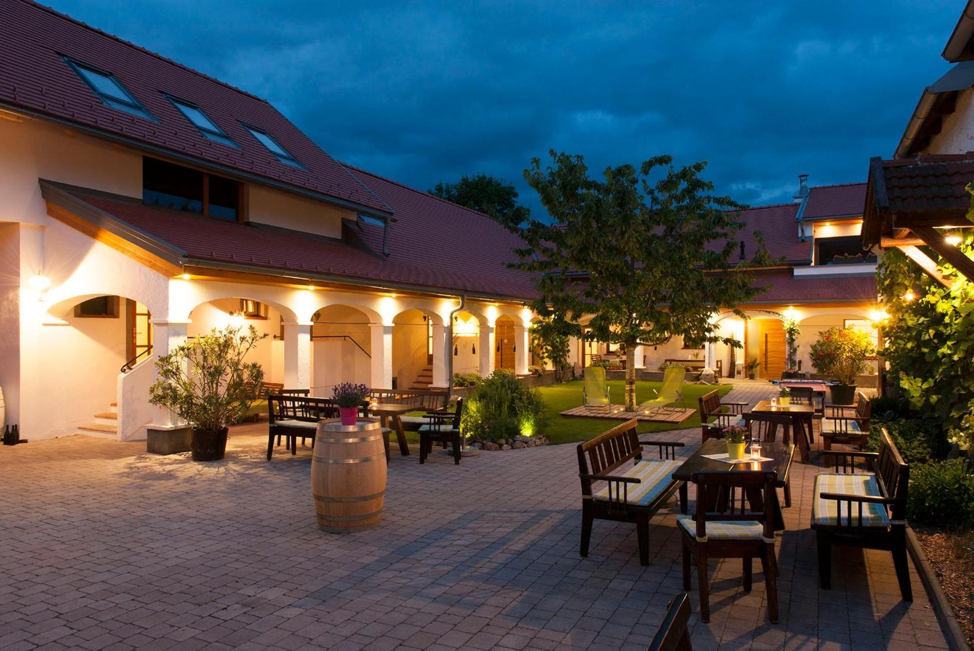 Winzerhof Kiss Hotell Jois Exteriör bild