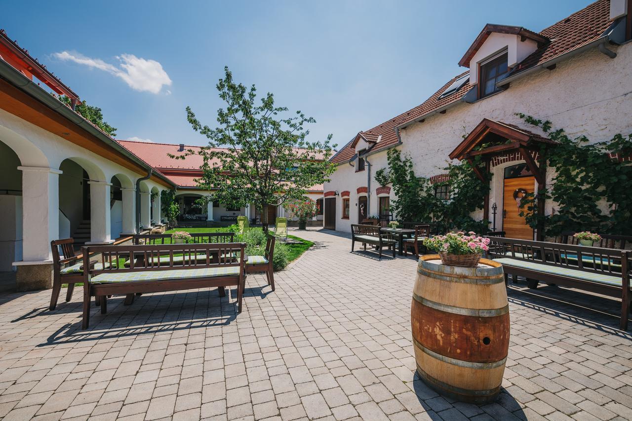 Winzerhof Kiss Hotell Jois Exteriör bild