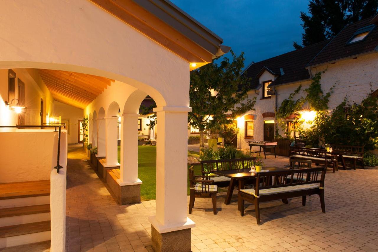 Winzerhof Kiss Hotell Jois Exteriör bild